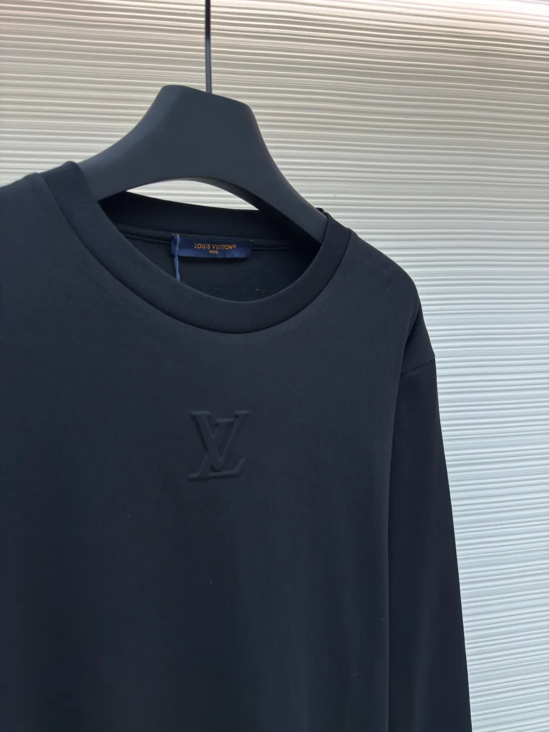 LOUIS VUITTON dark pattern embossed long sleeves ●Authentic product: purchased and developed at 5790 ●Item number: 1680170-A20 ●Fabric: pure cotton fabric ●Technology: embossed production ●Version: fitted version ●Weight: about 285 grams ●Size: XS-S-M-L ●Description: The fabric is made of 40s double-stranded long-staple cotton yarn plain weave dust-etched wool technology, and the finished fabric is passed through a mercerizing machine to increase the gloss of the fabric. It is matched with 32s double-stranded cotton cover silk cylindrical open-width rib front panel for stamping and filling process. After low-temperature stamping, the inside is filled with 3.5-mile thick sponge. The sponge is cut by laser burning to create the pattern. The bottom surface is directly sealed with low-temperature hot melt glue at 80°C through an integrated operation. The bottom material is machine washable. The overall routing is straight and delicate, the fabric is comfortable and soft, the color is consistent and there is no color difference, it can be matched with the same style to create a fashionable look, and can be used in various occasions, customized accessories, complete with three standards, the same style for men and women!